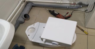 Установка напольного унитаза в Сафоново: монтаж под ключ от СантехДомСфн от 5128 рублей.