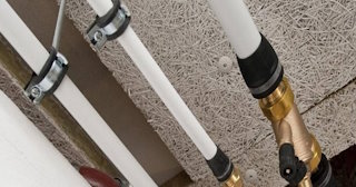 Замена труб водоснабжения в квартире: цена от 2052 руб. - СантехДомСфн